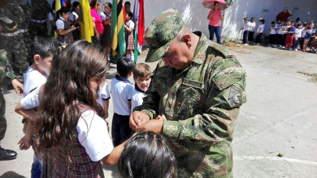 HelderGiraldo's tweet photo. #ConoceTuPatria iniciativa para que niños y jóvenes valoren el ser Colombianos. Con el #Baspc5 estuvimos en Col. Luis Carlos Galán en Girón https://t.co/INpXPFIEs3