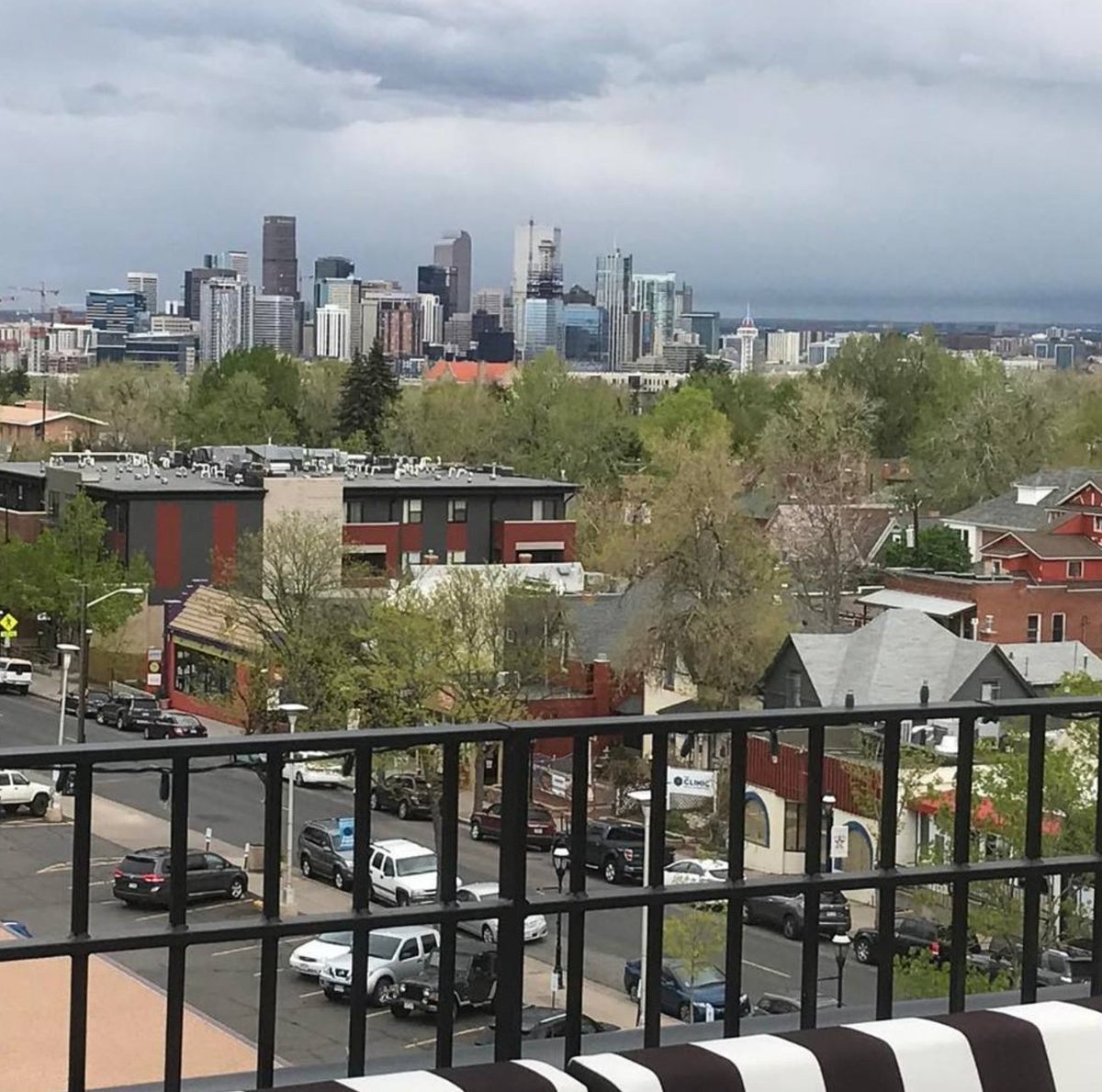 highlands32apts's tweet photo. Gorgeous shot of our gorgeous view- have a wonderful weekend everyone! 🌼📷: @tpate2192 #Highlands32 #Denver #DenverHighlands #HighlandsSquare https://t.co/HjIcNHLmym