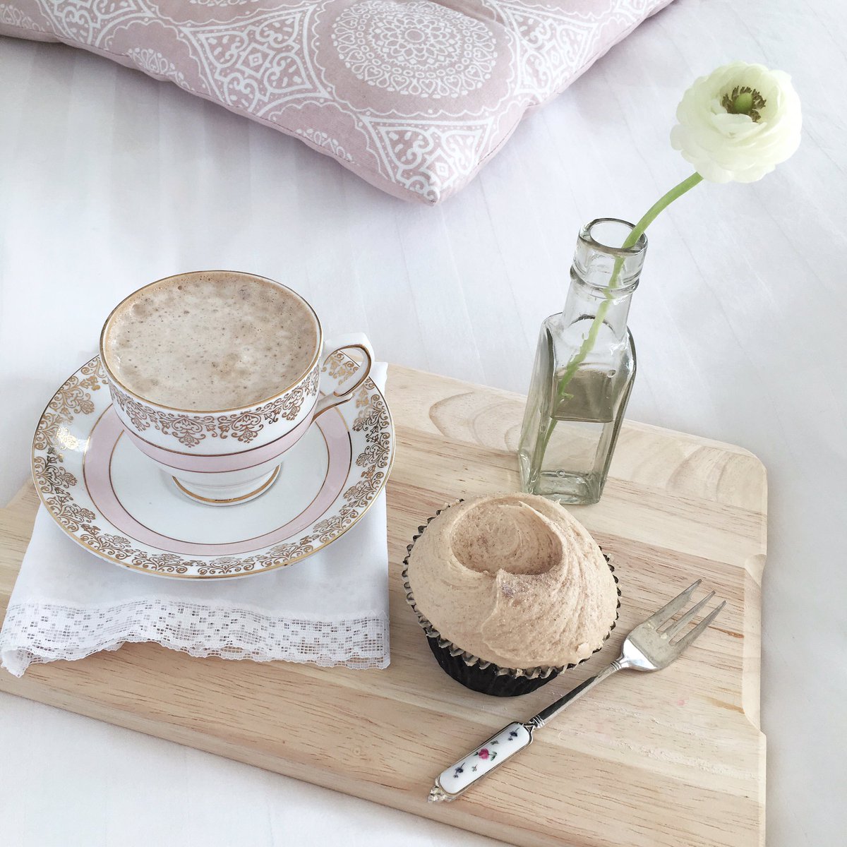 hollie_berries_'s tweet photo. Chai late &amp; chai cupcake ☕️ find the recipe for these with @Drinkmechai on the blog now! #bakewithchai #raisingchaibrows #bakingblog https://t.co/tmvyCQ2m7W