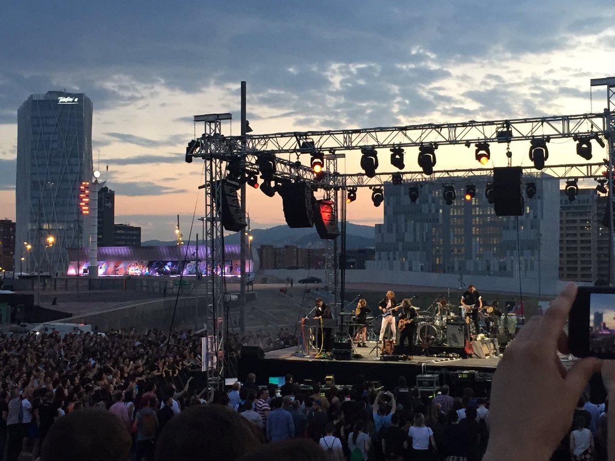 Arcade Fire tocando por sorpresa en #PrimaveraSound2017 con la #barcelonacreativewall de fondo!