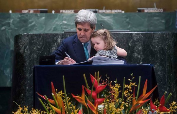 RehmanSid's tweet photo. Last year #JohnKerry carried his granddaughter to the podium to sign #ParisAgreement on #ClimateChange, cuz he knew it was abt her future 😧 https://t.co/fKvBKKRPy6