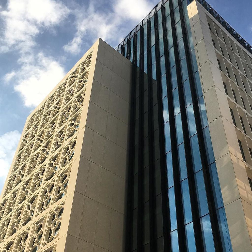 _leoniethomas's tweet photo. I absolutely *adore* the patten on this #facade #brisesoleil. #architectpractice is #simpsonhaughandpartners #manc… https://t.co/gEKmYY1G4P https://t.co/bM6JCFbdH5