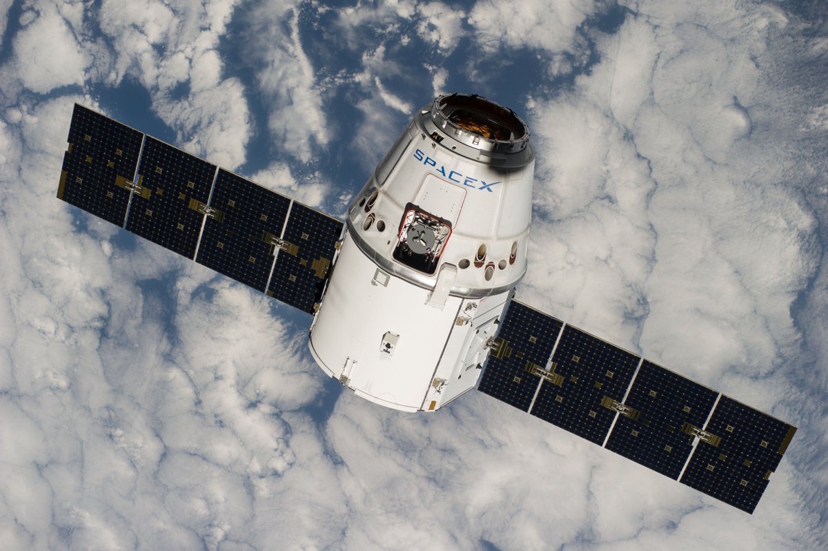 CosmosRevealed's tweet photo. The Dragon spacecraft being launched today has actually flown before, used first for the CRS-4 mission in 2014. This is a first for SpaceX! https://t.co/MAjYlXY9La