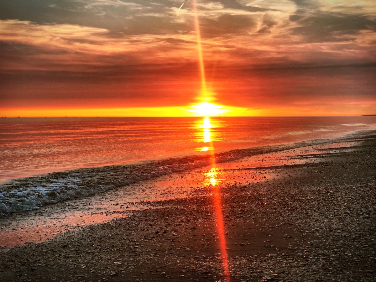 rockanjestrand's tweet image. Zonsondergang in Rockanje @EdAldus @rockanjeaanzee @MeteoHellevoet @Weerplatform @ophetstrand_nl @dezeekust