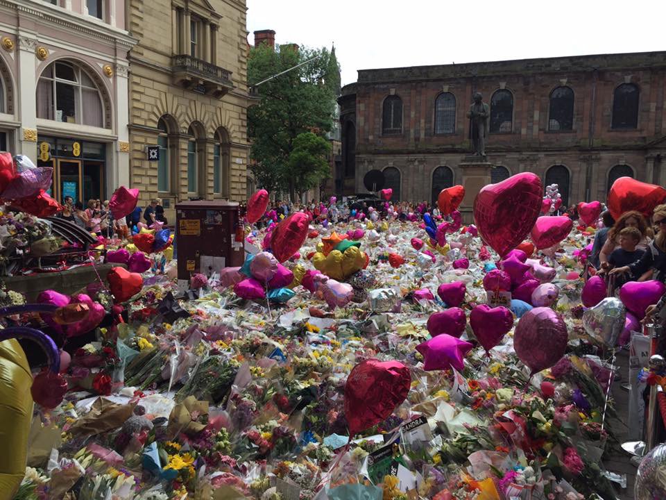 TVP_Bucks's tweet photo. Visiting Manchester on my day off, very humbling. Remember, together we can beat terrorism. #WeStandTogether #Manchester #S8672 0800 789321 https://t.co/KAJZFPN6zK