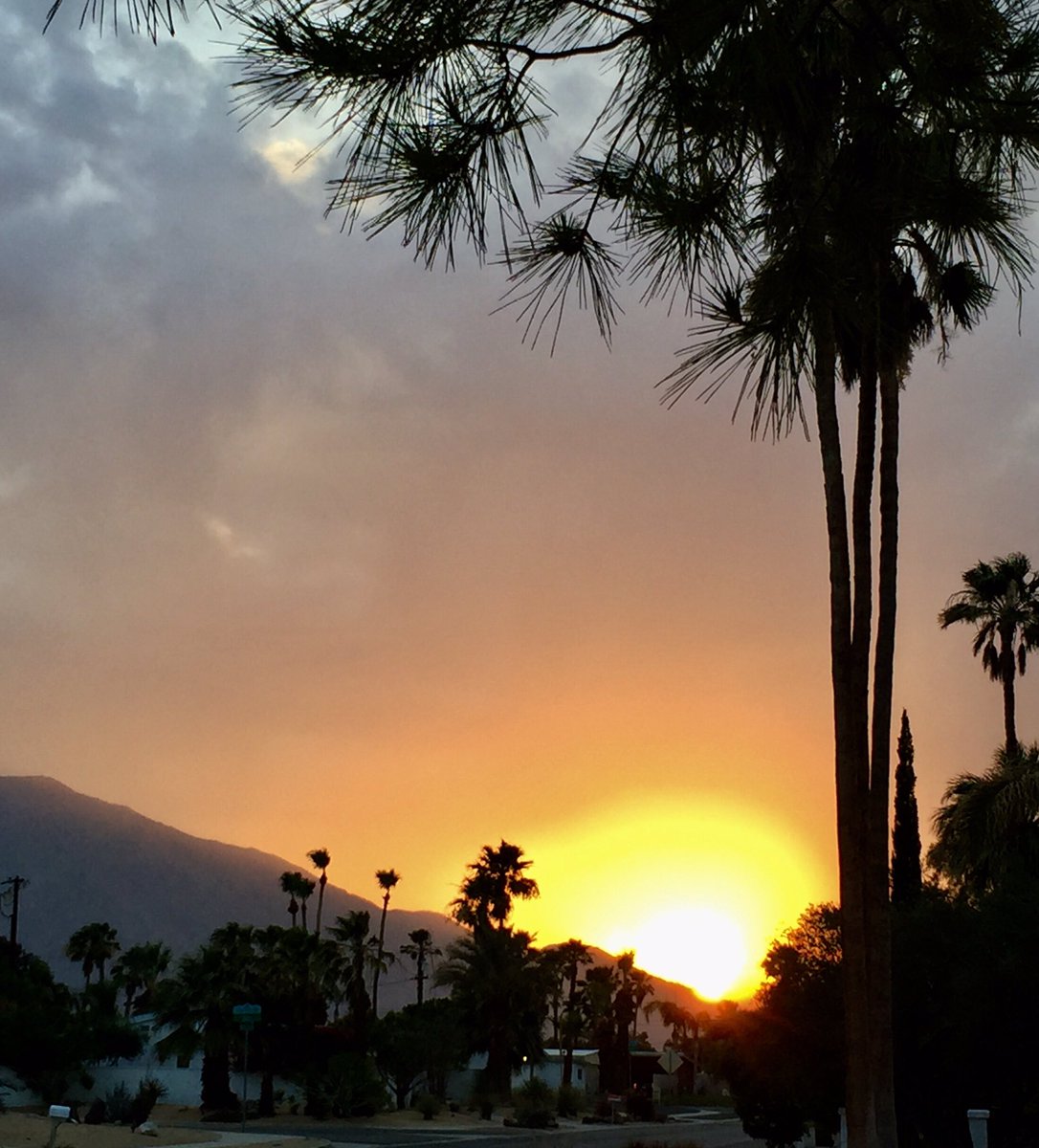 SoCalREvalues's tweet image. Last nights sunset to the west from Palm Springs CA. Like an atomic explosion.