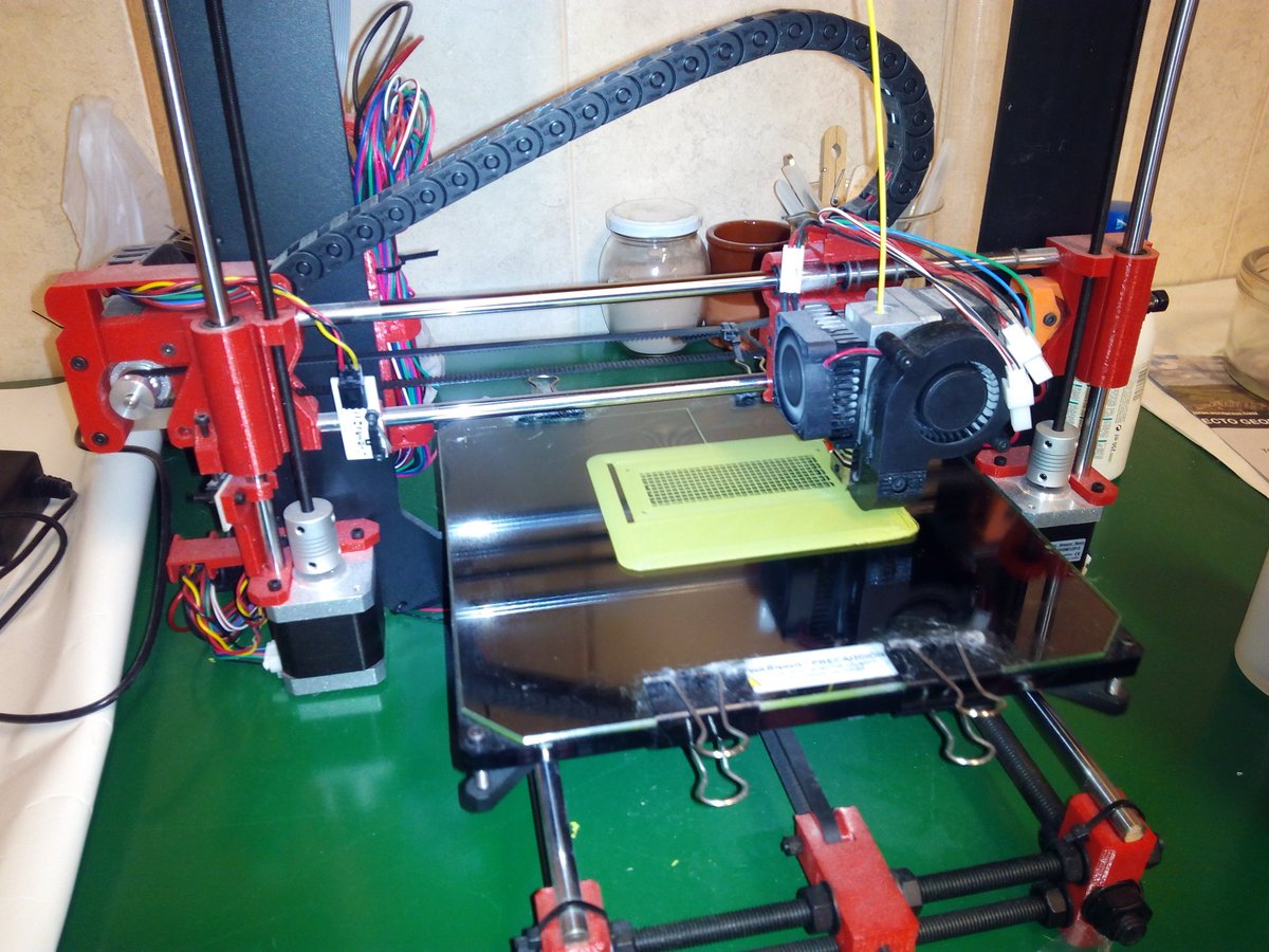 jonathandepina's tweet image. @colsangregorio #STEM #MIEExpert comienza la impresión de los coches #RoboMaTIC haciéndose realidad!!!