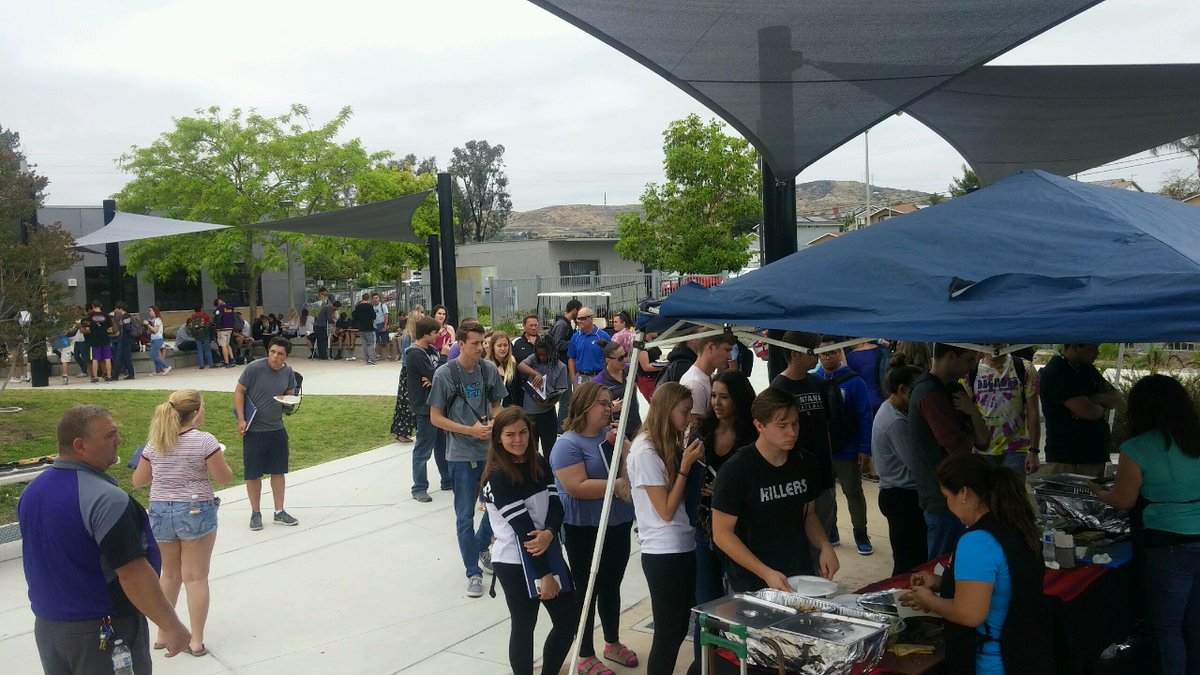 SantanaSultans's tweet photo. The @santana_2017 signing yearbooks and enjoying their class BBQ! Only a few more days until Graduation! https://t.co/g2rpcsniM5