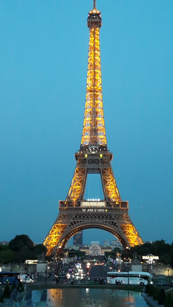 La Tour Eiffel aux couleurs de <a href="/franceinfo/">franceinfo</a> pour les 30 ans de la chaîne. Joyeux anniversaire !