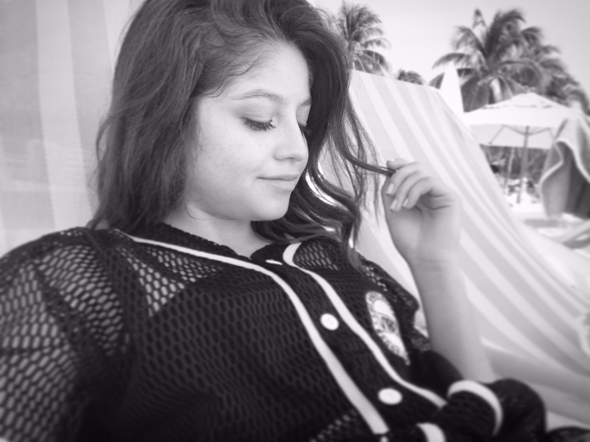 karolsevilla's tweet photo. ☀️🙈💋 https://t.co/vj3g6VaIWt