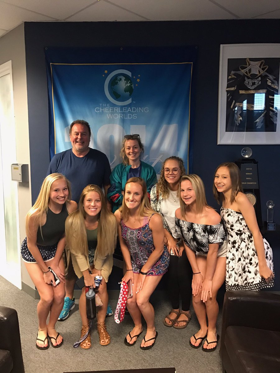 ice_lightning15's tweet image. Meeting the producers of BBC last night 🎥💙💛⚡️ #BBCdocumentary #PBSdocumentary