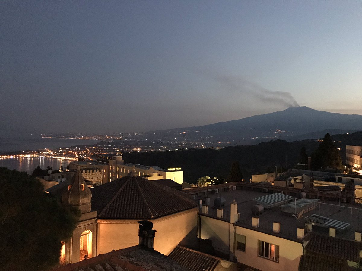 Una splendida serata #taormina #tramonto #sicilia #etna #borghi