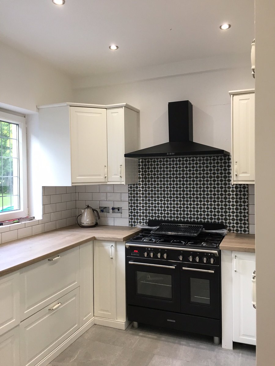 leedstilers's tweet image. @leedstilers  @Andrews_Tiles @tiletrix @tilemasteradhes @BrevetiMontolit #kitchentiling #leedstiling #classlook #topnotch #feature