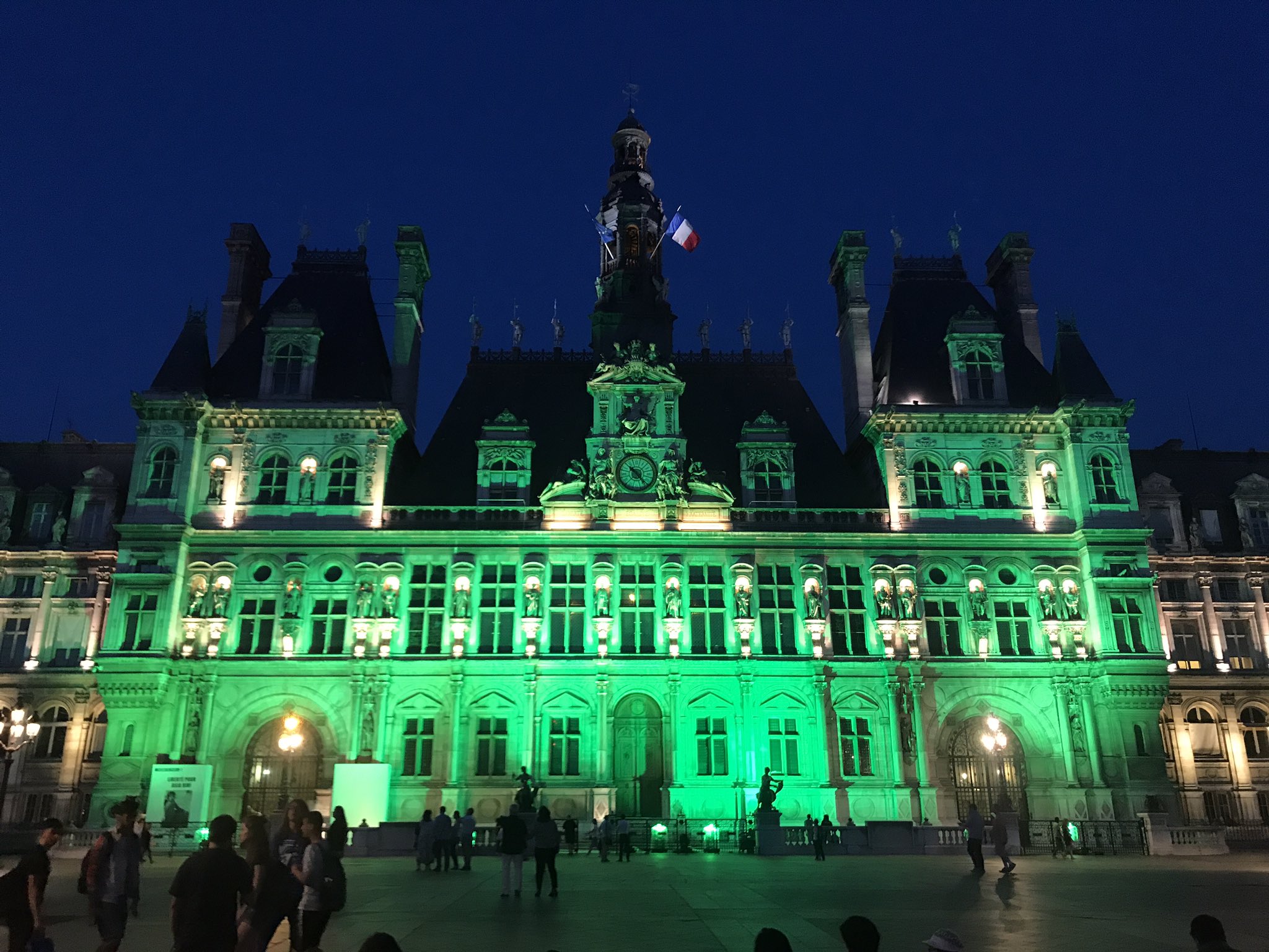 巴黎市政廳於晚間打上全綠的燈光，來表示對巴黎協議的承諾