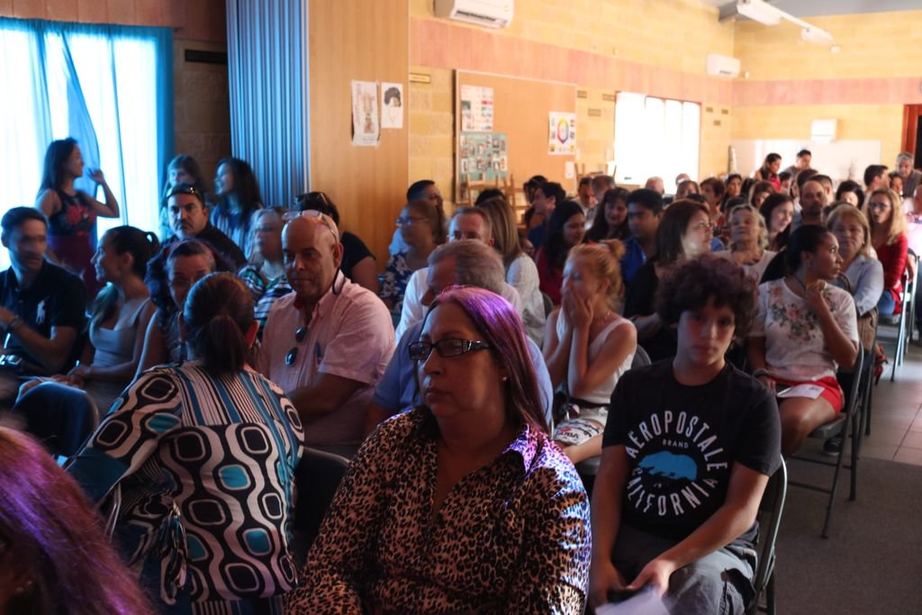 ISAruba's tweet photo. What do you get when you mix 80's music with #ElementaryStudents? A full house for a #SpringConcert by #MSdeCuba. #OneHappyISA #ISSedu https://t.co/DlZUBtK4Fj