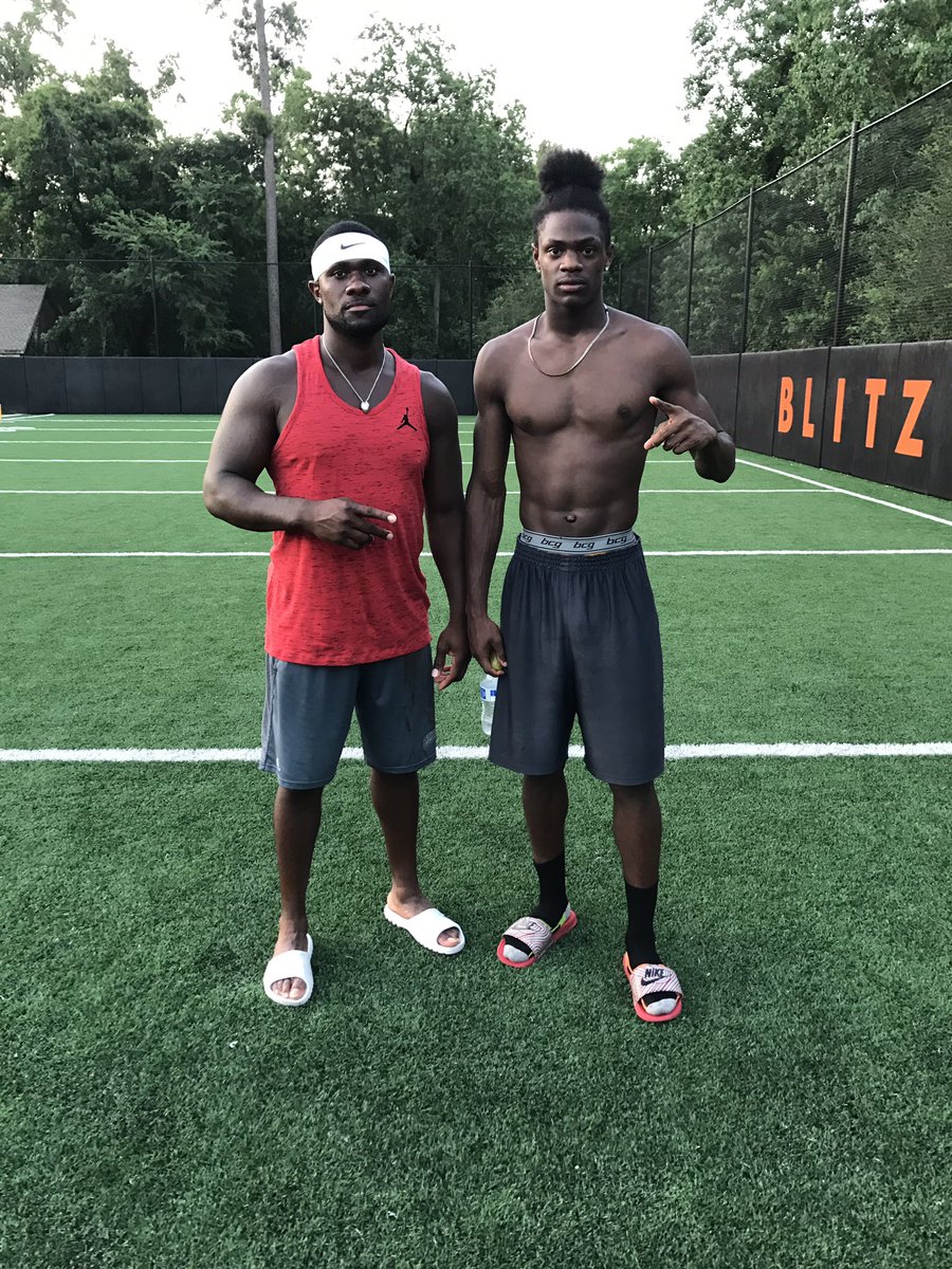 footwork_king1's tweet photo. Another good session in the books @DemondDemas1 ! Kid grinds 3x's a week out here with me.
This ๐season just do numbers & remain humble https://t.co/aALw9FOX86