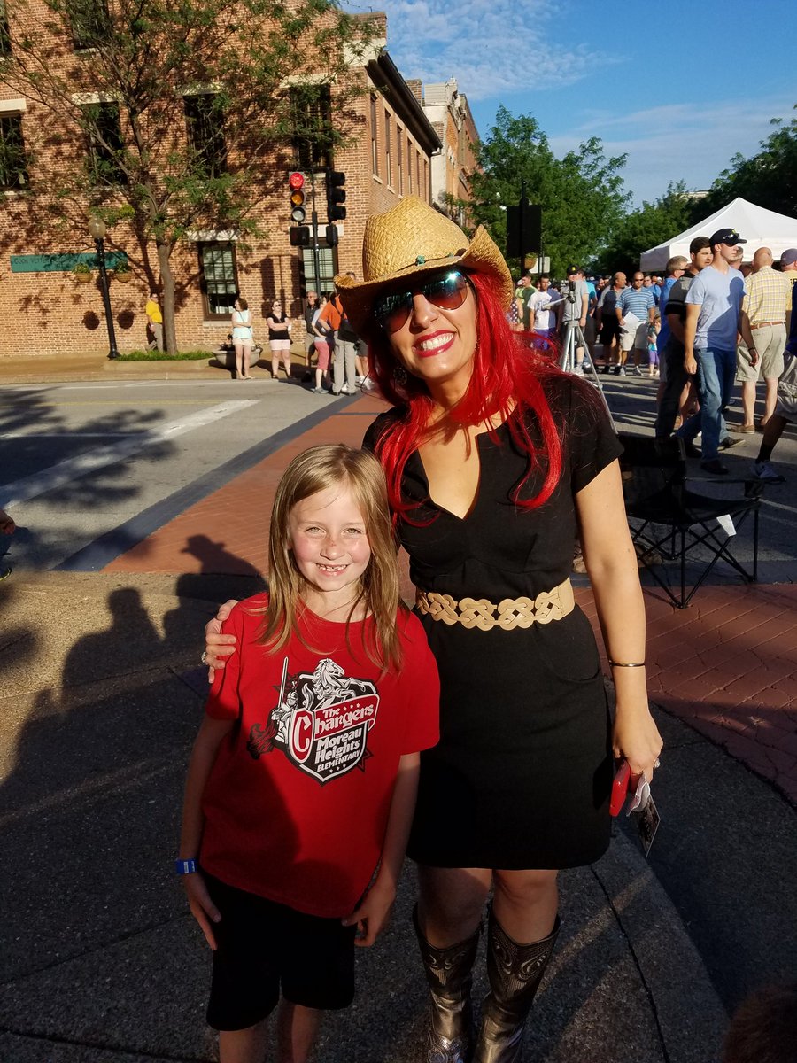 zoeshaynesawyer's tweet photo. Zoe really wanted to take her pic with the mayor and of course boys had to follow ☺ Think they were a bit shy however #MayorTergin #ThNL https://t.co/0lbv5MkaAm