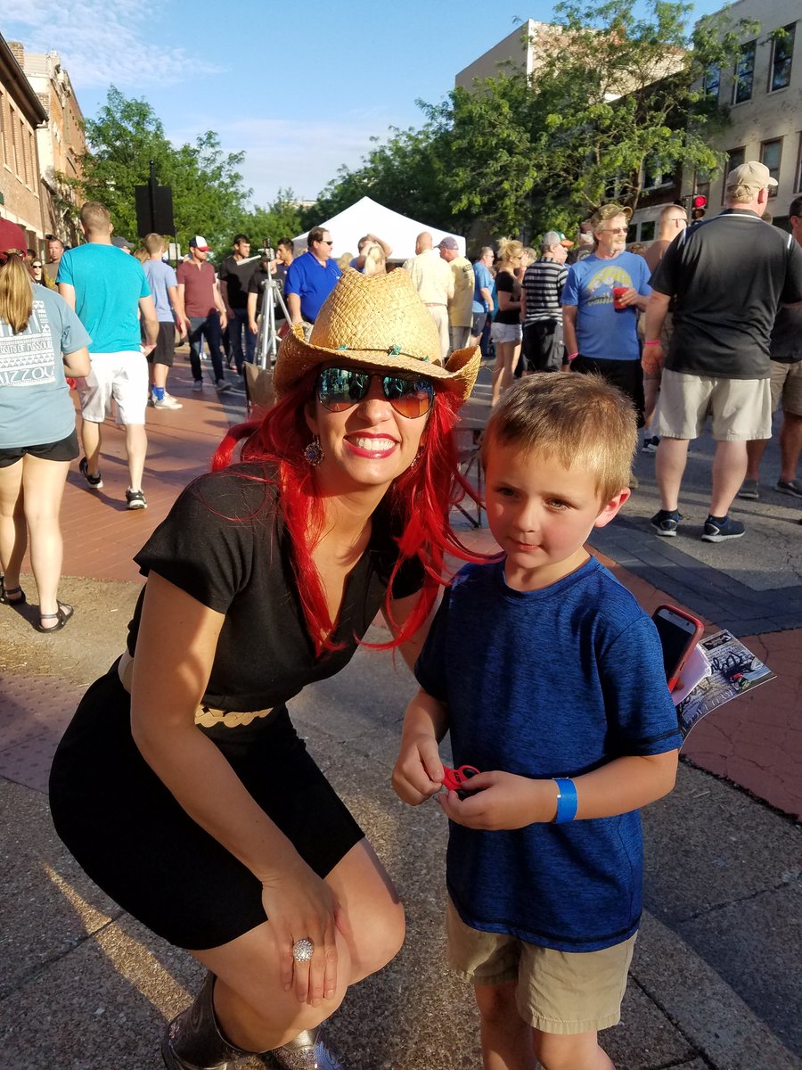 zoeshaynesawyer's tweet photo. Zoe really wanted to take her pic with the mayor and of course boys had to follow ☺ Think they were a bit shy however #MayorTergin #ThNL https://t.co/0lbv5MkaAm