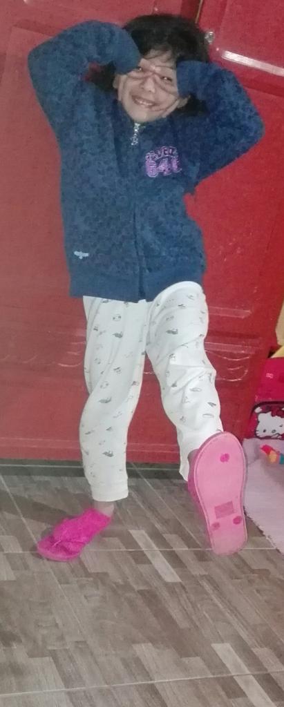 anidiyi1's tweet photo. @Tercer_Tiempo  @LaOlitte saludos desde villa hayes #Nadiyi #SuperBota #SuperZapatilla  😂😂😂😂😂😂😂😂 https://t.co/751fa2iqFR