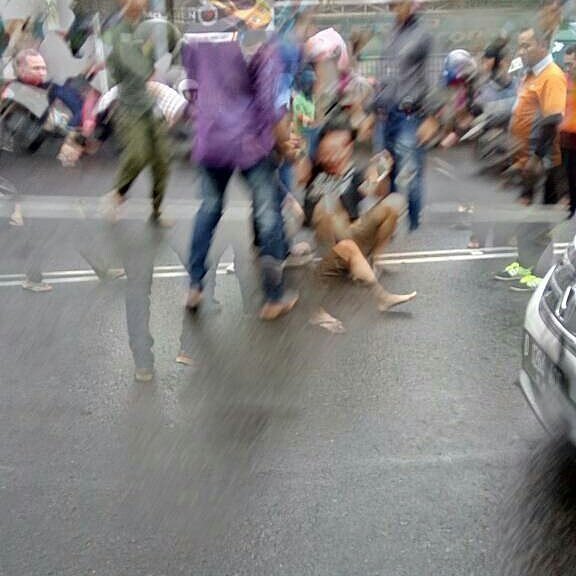 sekitarbandung_'s tweet photo. #WartaBDG aksi pemukulan oleh pengemudi taksi bandara terhadap driver taksi online, lengkap》 https://t.co/gCe0uHcoMT https://t.co/amsWPACgtm