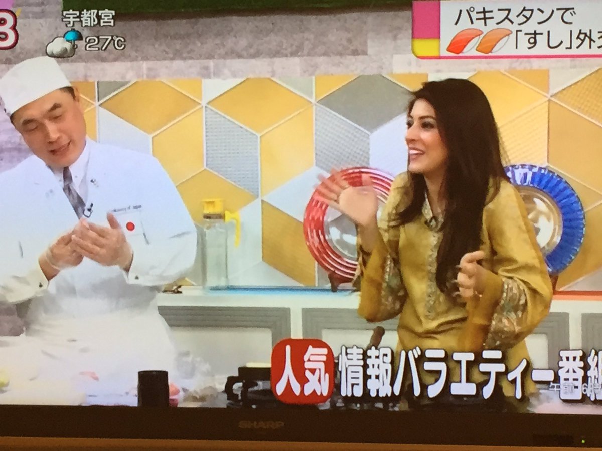 外交官の鏡です。在パキスタン日本国大使館一等書記官 芦田克則さん。パキスタンのTV局バラエティー番組に出演。寿司を紹介。寿司は各国外交団や