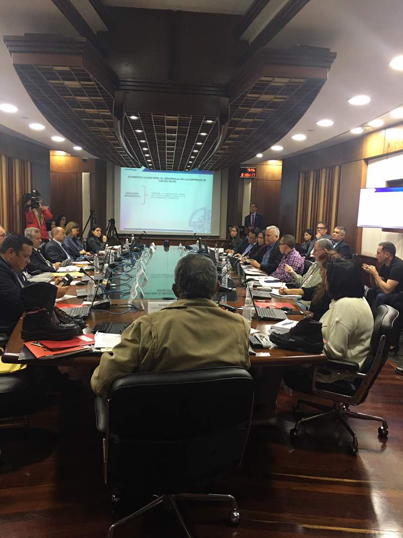 PDVSA's tweet photo. 🇻🇪📌¡Alianzas Estratégicas!

Vicepresidente de @fedeindustria José Jesús Fermín interviene durante reunión del Motor Hidrocarburos. https://t.co/uKt48K3FYX