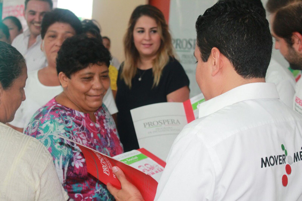 JorgeZarateMed's tweet photo. #Juntos, en Loma Bonita, Tuxtepec, con autoridades municipales y estatales entregamos cartillas sociales a beneficiarias. https://t.co/5UHFbbZfOE