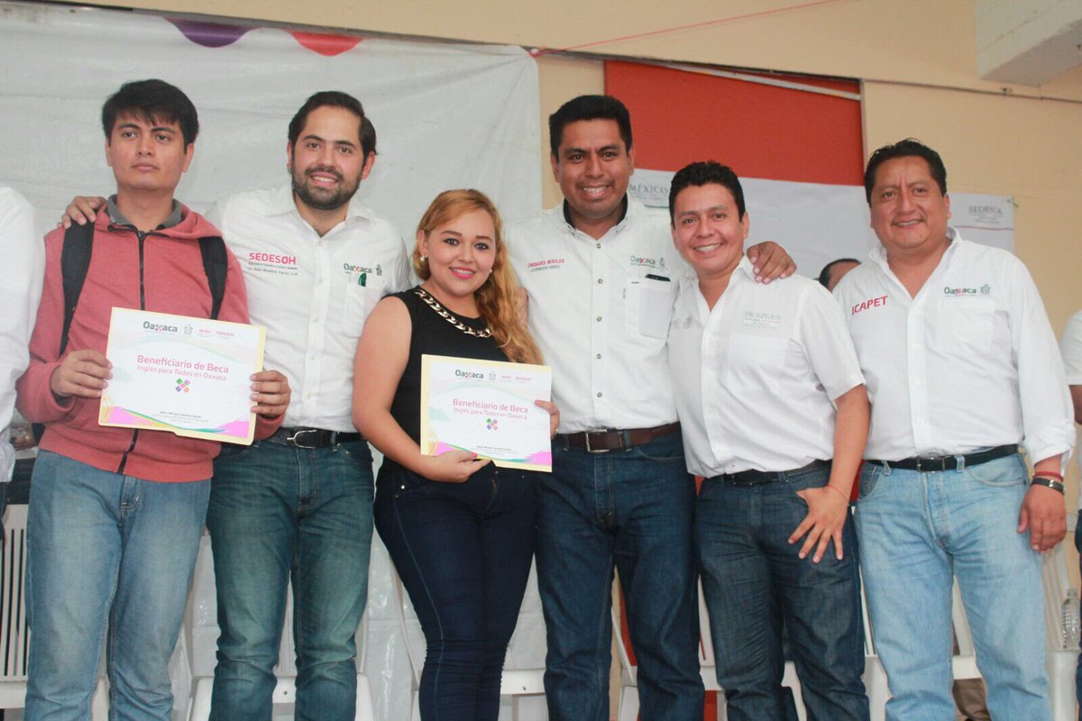 JorgeZarateMed's tweet photo. #Juntos, en Loma Bonita, Tuxtepec, con autoridades municipales y estatales entregamos cartillas sociales a beneficiarias. https://t.co/5UHFbbZfOE