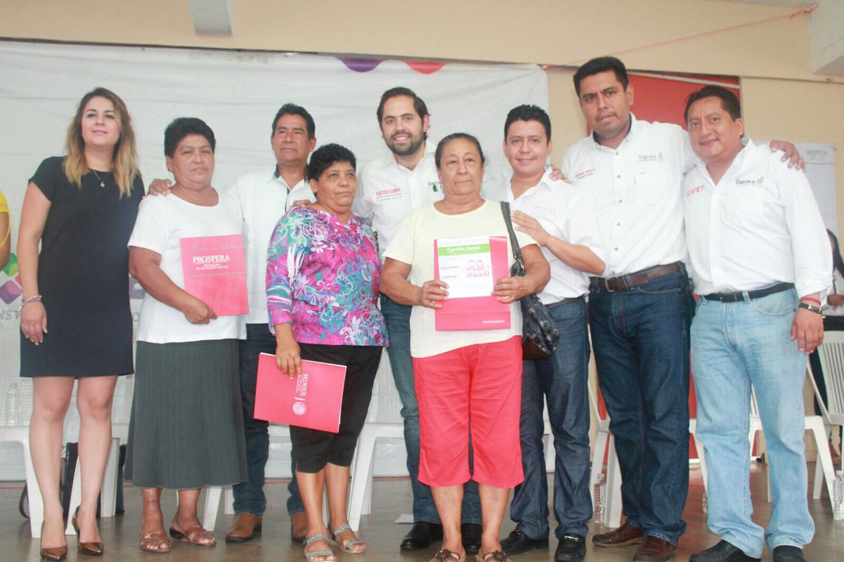 JorgeZarateMed's tweet photo. #Juntos, en Loma Bonita, Tuxtepec, con autoridades municipales y estatales entregamos cartillas sociales a beneficiarias. https://t.co/5UHFbbZfOE