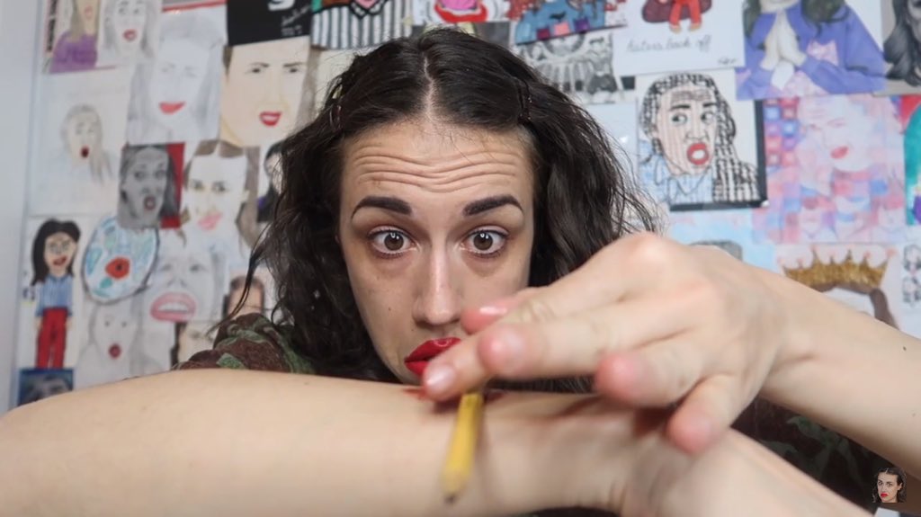 TeamColleenB_UK's tweet photo. @MirandaSings That concentration in your eyes 😂 https://t.co/tsU1erSjfU
