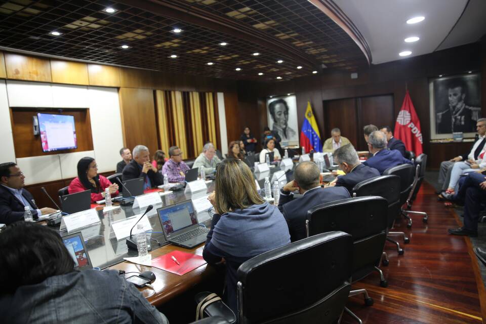 fedeindustria's tweet photo. Desde @PDVSA se realiza reunión del #MotorHidrocarburos para el fortalecimiento de las Empresas de Capital Mixto y la producción nacional https://t.co/bcmo9kRbZU