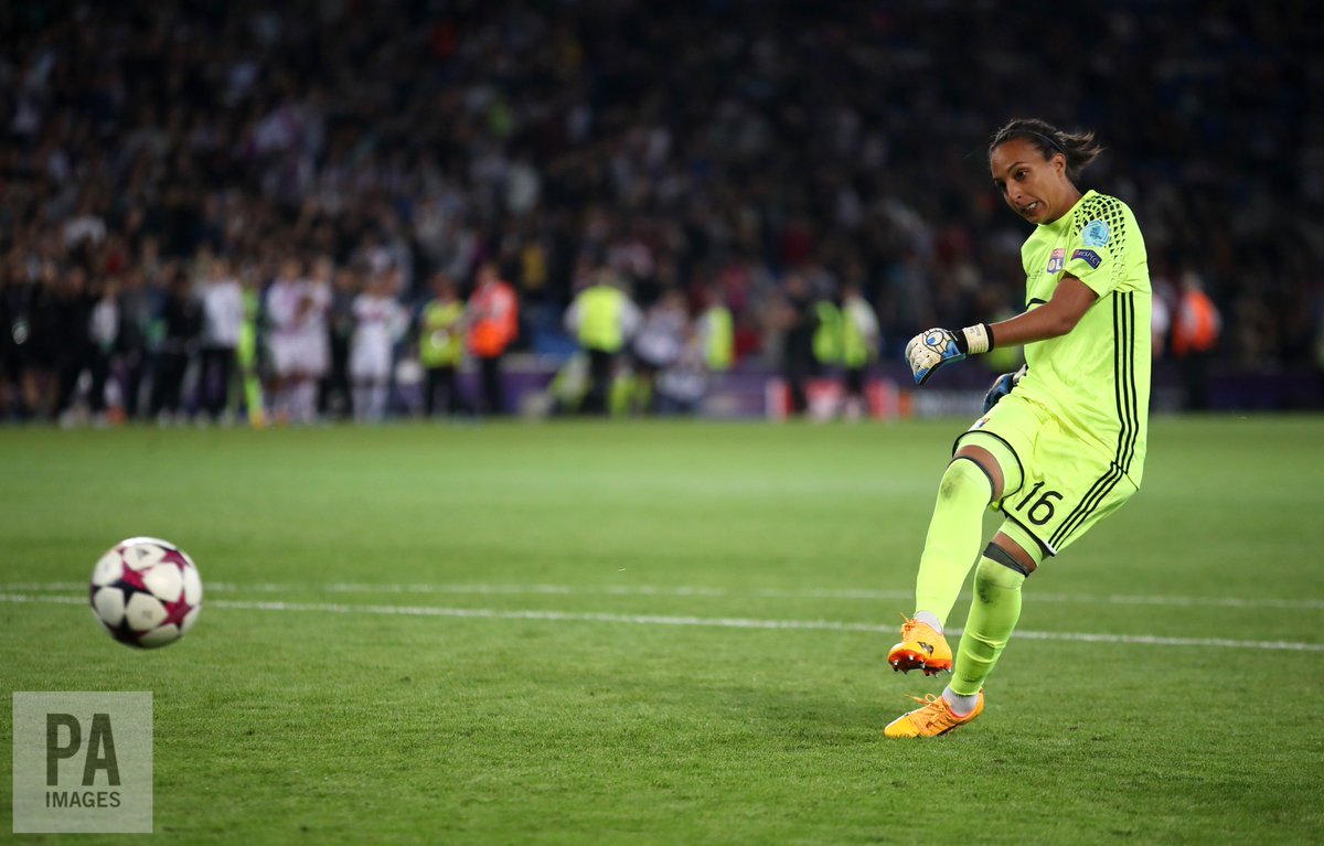Alamy_Editorial's tweet photo. Lyon have beaten Paris St Germain 7-6 on penalties after a goalless draw to win the women's Champions League final  https://t.co/B40PhwSDbG https://t.co/52YOtlNJ5J