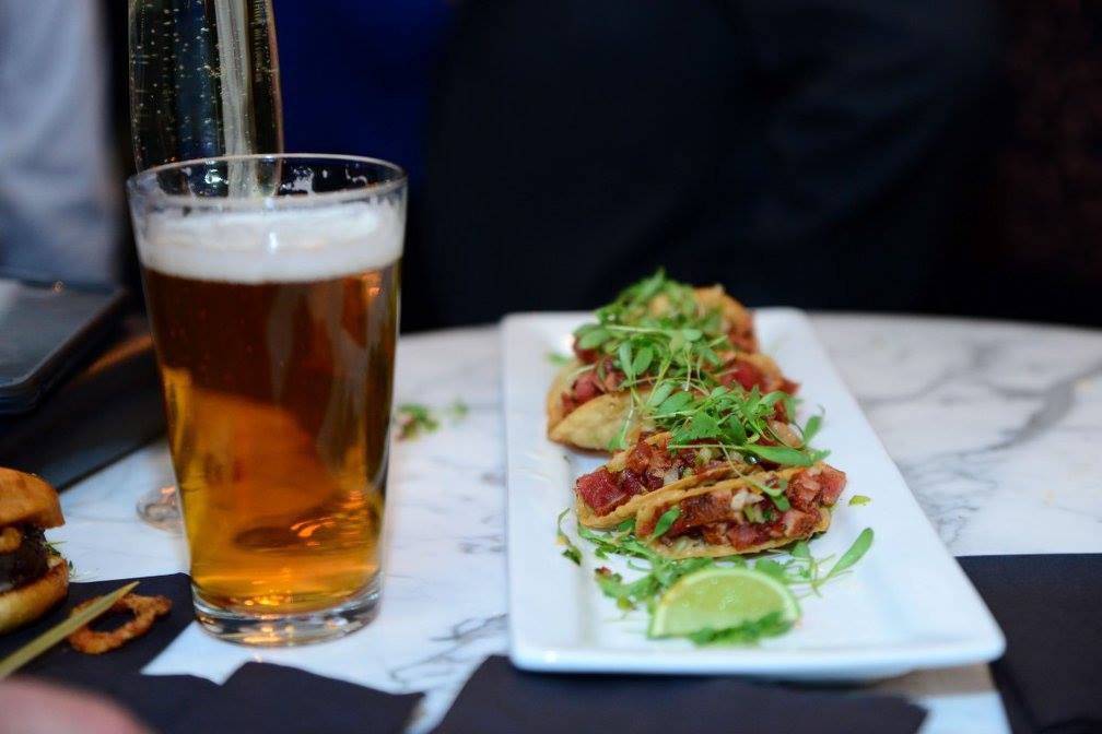 SearsuckerLV's tweet photo. Sit back and relax with a beer and our signature tuna tacos. #SeriouslyFunEats
Photo credit: @ImageLasVegas https://t.co/gTM6VwUWXH
