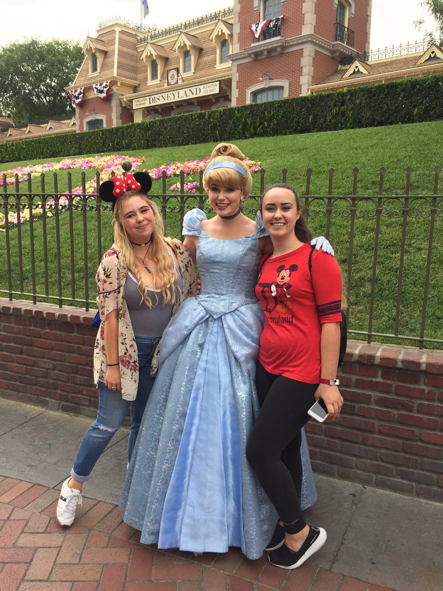 TheMadiSpazz's tweet photo. #disneygradnite https://t.co/arxct4Pzi3