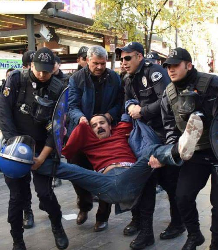 MSTanrikulu's tweet photo. Kolunu cezaevinde kepçe aldı.Beraat etti, sosyolog oldu,kamuda işe başladı KHK ile ihraç edildi.
İşi için sivil direnişte ama kurşunlanıyor. https://t.co/CKUebef7Y8