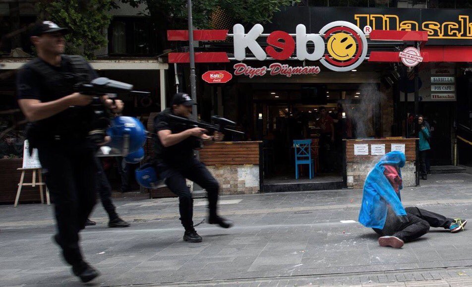MSTanrikulu's tweet photo. Kolunu cezaevinde kepçe aldı.Beraat etti, sosyolog oldu,kamuda işe başladı KHK ile ihraç edildi.
İşi için sivil direnişte ama kurşunlanıyor. https://t.co/CKUebef7Y8