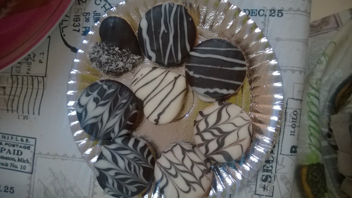 Dosquinceok's tweet photo. Alfajorcitos de masa sableé rellenos con #DulceDeLeche y bañados en #Chocolate <3 #Neuquen #CateringDeTé  #MasasSecas  #Rico #DosQuince https://t.co/jJxfDgk3mH