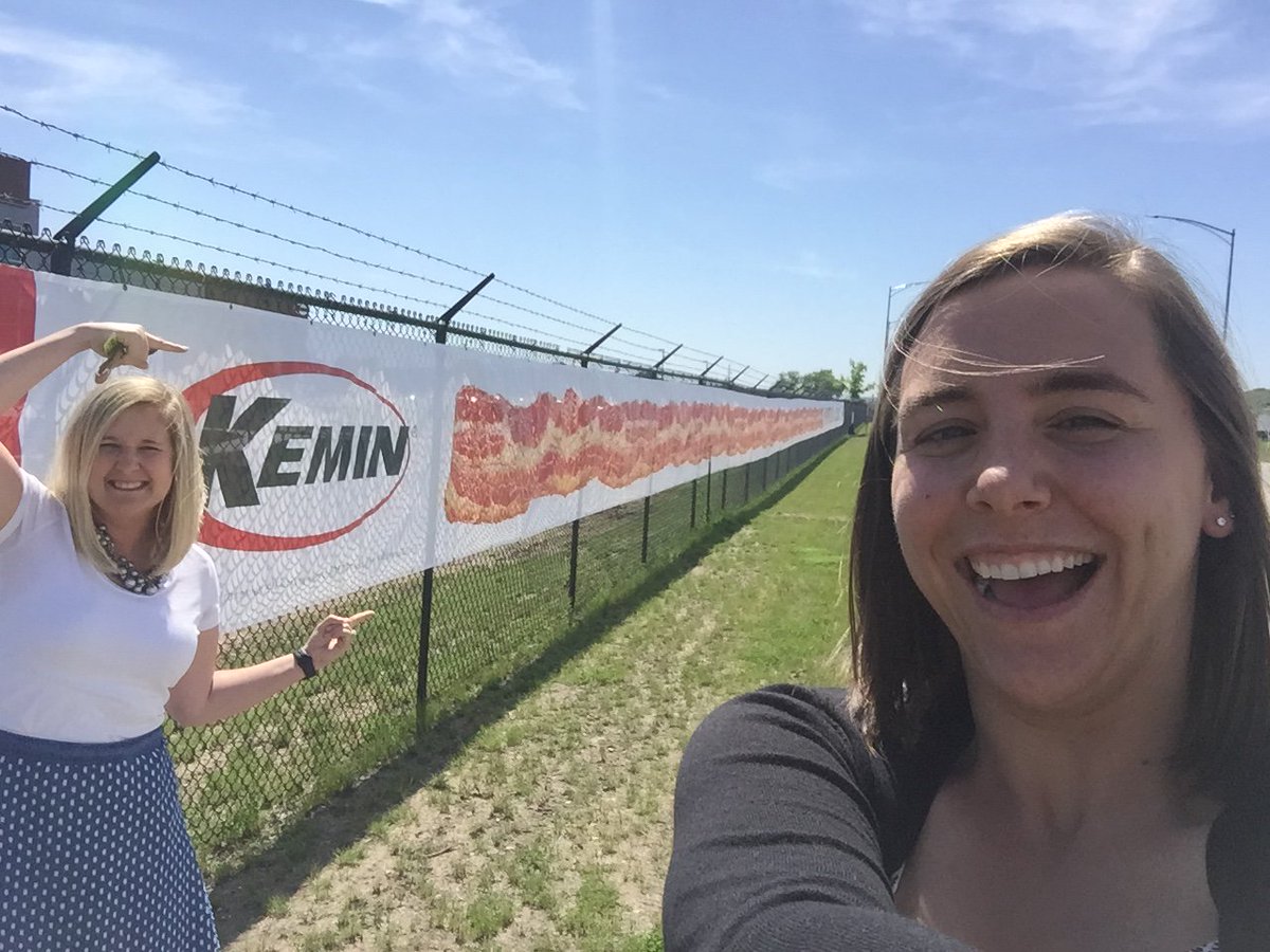 LessingFlynn's tweet photo. The World’s Longest #BaconBanner is back! We had to stop to see the banner outside the new @KeminAgNA global headquarters. #BaconThanks https://t.co/26DJOgDhPW