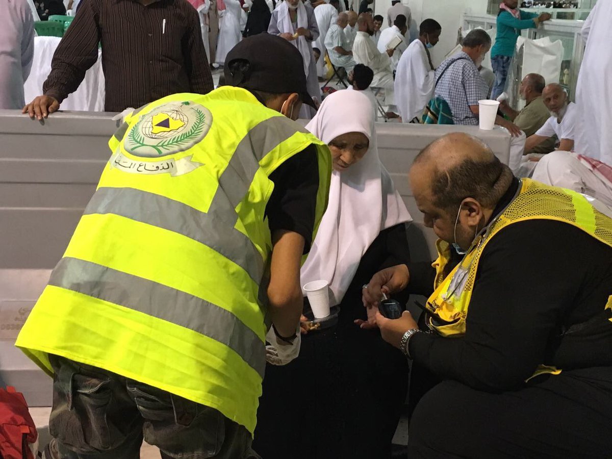 salam_org's tweet photo. يباشر الإن #فريق_السلام_السعودي "حالة انخفاض السكر" لاحد المعتمرين في الحرم المكي.    #الاسعافات_الاوليه #مهمه_دعم_الحرم_المكي #مسعفين #مكه https://t.co/b9XJeC3e2C