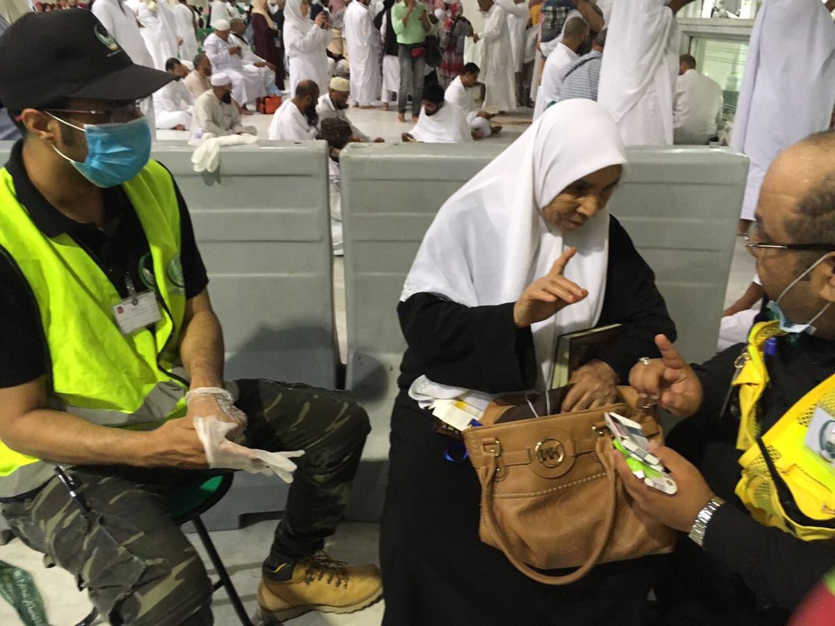 salam_org's tweet photo. يباشر الإن #فريق_السلام_السعودي "حالة انخفاض السكر" لاحد المعتمرين في الحرم المكي.    #الاسعافات_الاوليه #مهمه_دعم_الحرم_المكي #مسعفين #مكه https://t.co/b9XJeC3e2C