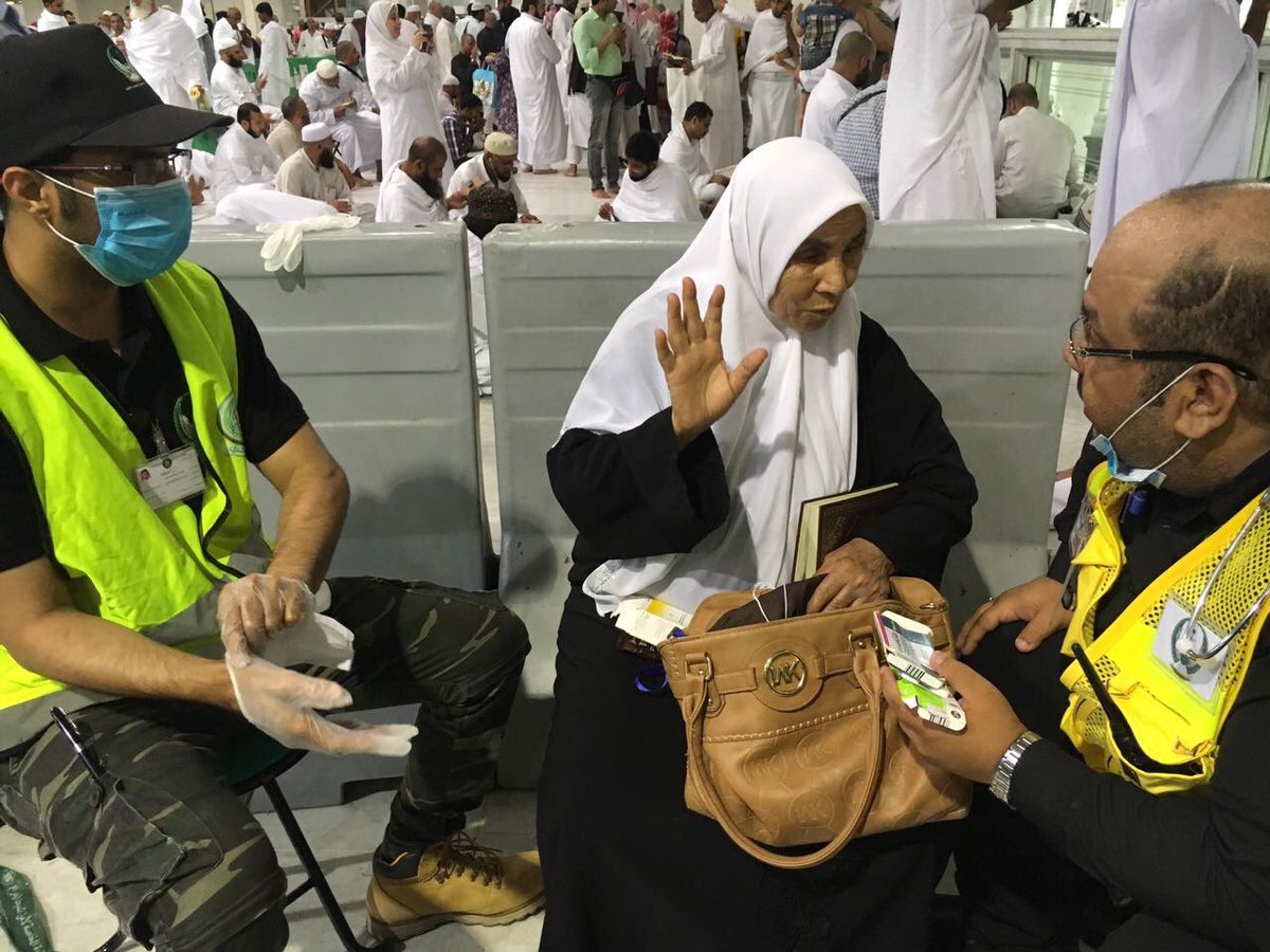 salam_org's tweet photo. يباشر الإن #فريق_السلام_السعودي "حالة انخفاض السكر" لاحد المعتمرين في الحرم المكي.    #الاسعافات_الاوليه #مهمه_دعم_الحرم_المكي #مسعفين #مكه https://t.co/b9XJeC3e2C
