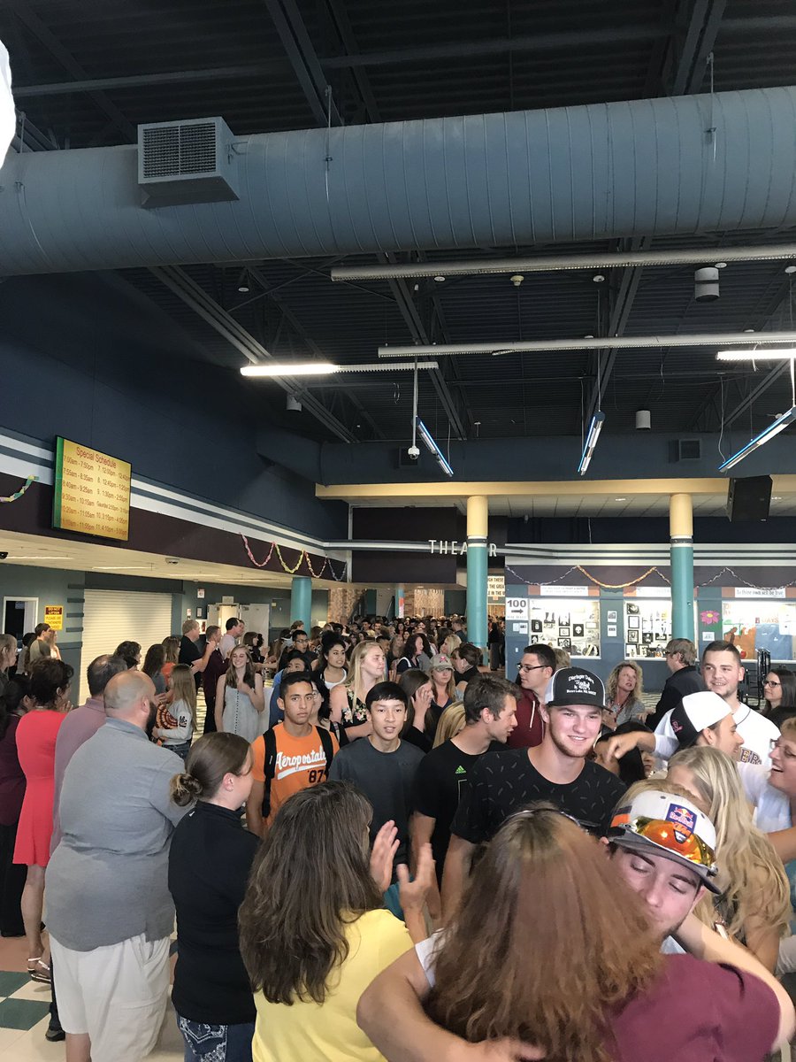 ChiefMLHS's tweet photo. Staff and Students say goodbye and good luck to our Seniors, class of 2017. #MLHSChiefChat https://t.co/D9unzSYPTo
