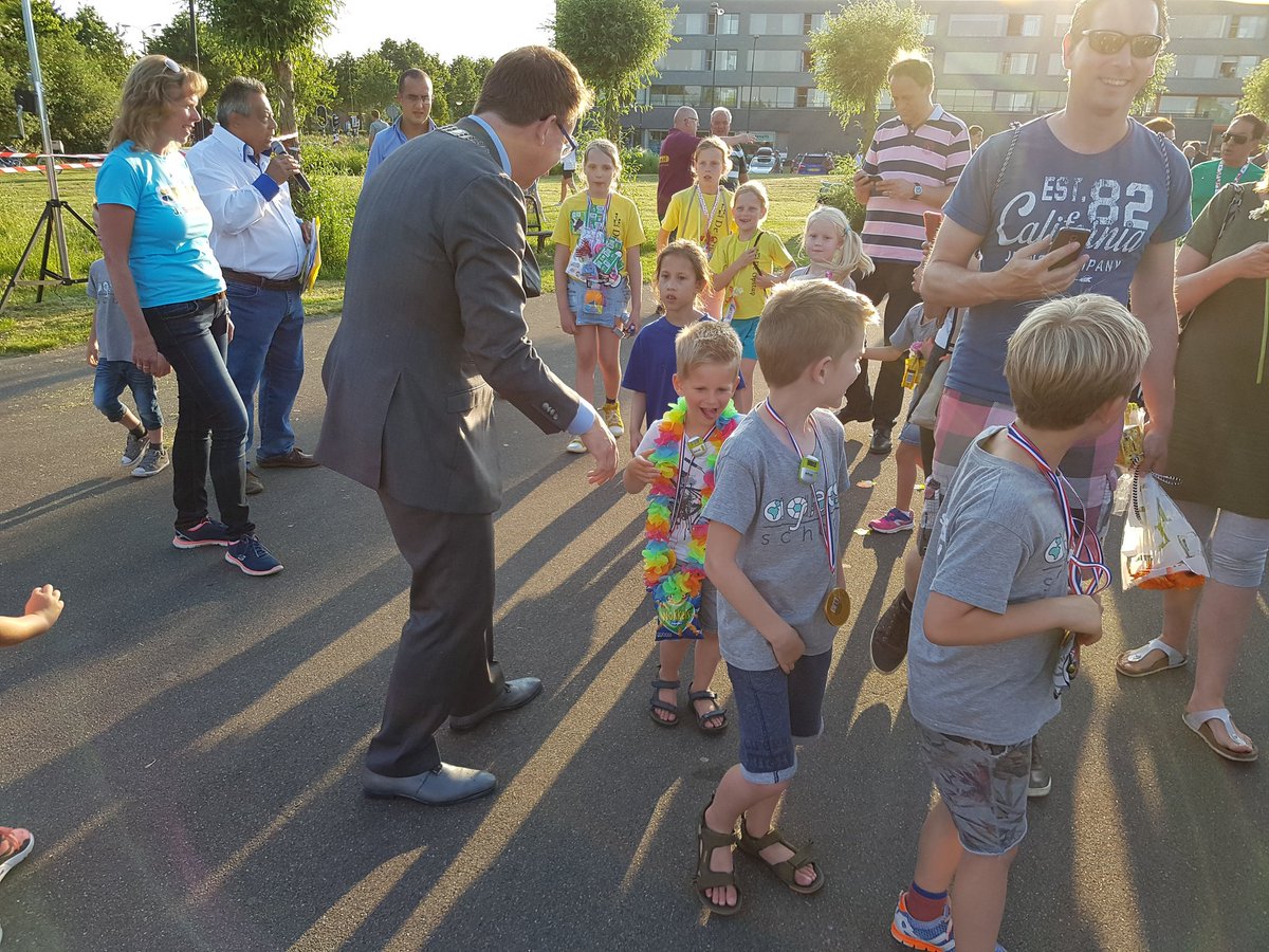 Een persoonlijk onthaal door burgemeester <a href="/PatrickvDomburg/">Patrick van Domburg</a> bij de avondvierdaagse. Dat vonden Bram en Luuk het leukste van de avond!