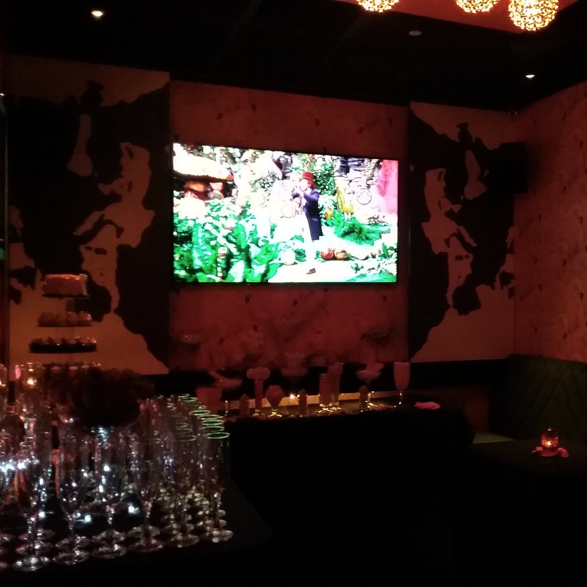 David_Rad_Arch's tweet image. The infamous Flamingo Room in Kings Doral.