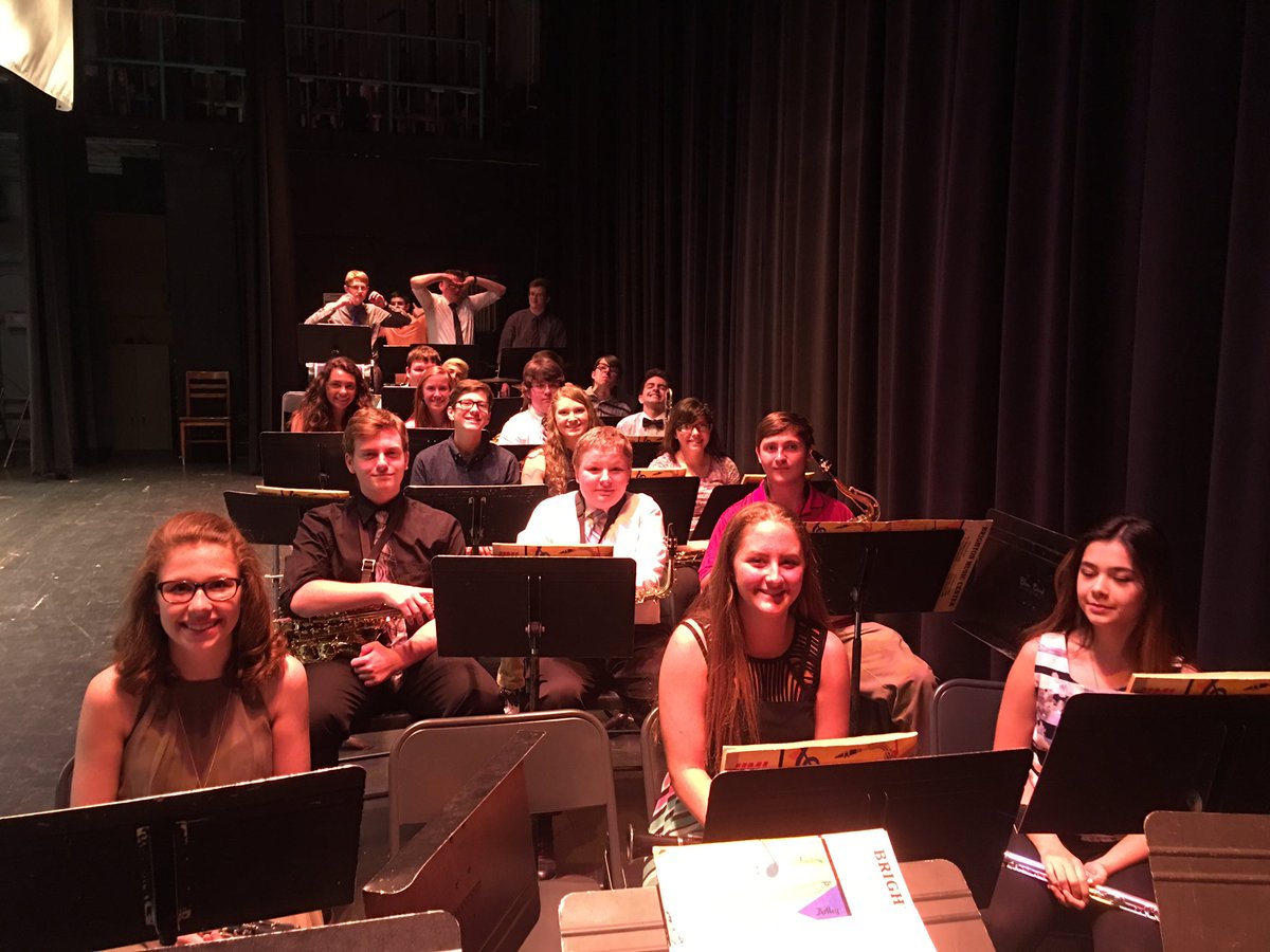 LHSBlueBand's tweet photo. Commencement 2017 #ec_proud #Ec_Lincoln #LHSBlueBand https://t.co/o5YGBovlHE