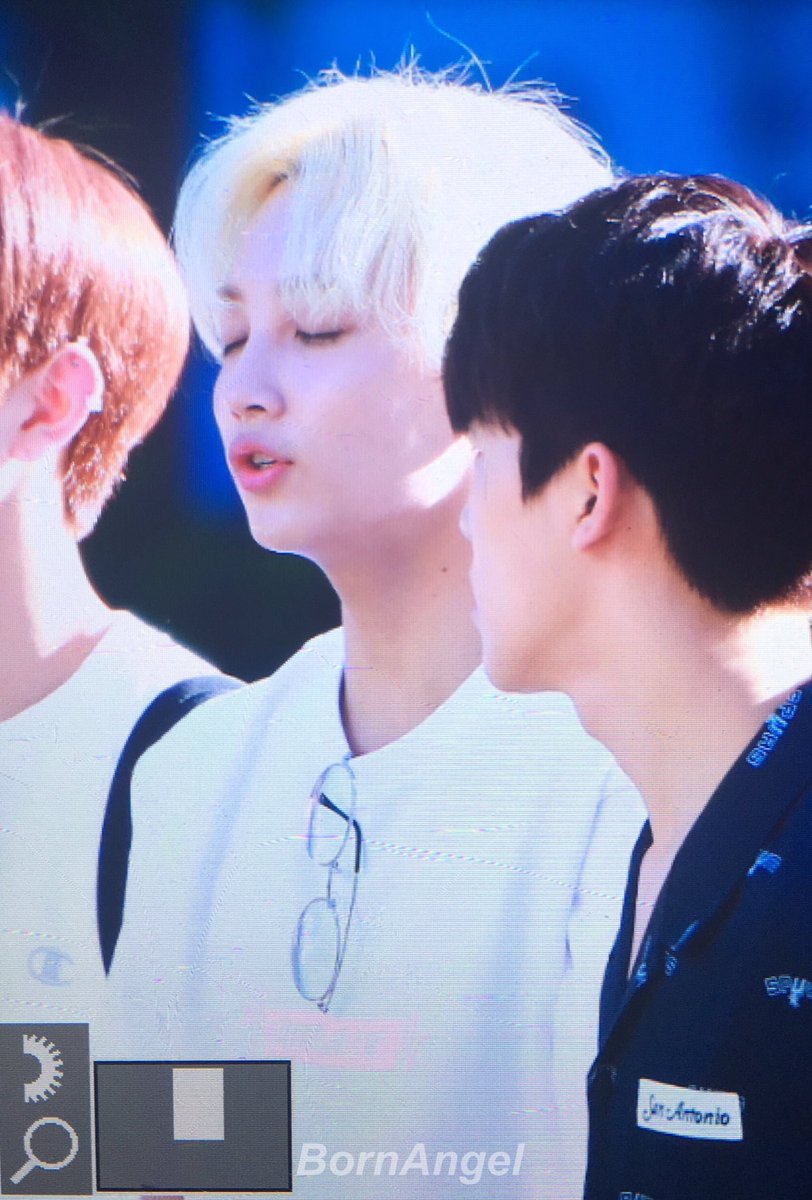 bornangel1004's tweet photo. 170602 뮤직뱅크
하니오빠 오늘도 넘 이뽀😭😭
#정한 #JEONGHAN #세븐틴 #SEVENTEEN #Al1 #울고_싶지_않아 @pledis_17 https://t.co/xzWo4joafj