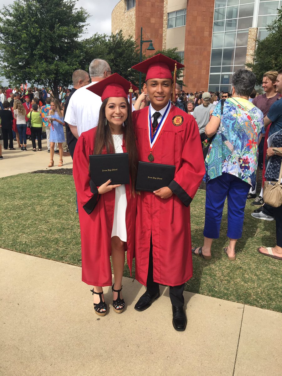 arturo_b_'s tweet photo. It was worth the small amount of sleep I got last night 🎓‼️  @atxjorge @_alibar13_ @Mal_Mal_Vargas @emilionunez24 https://t.co/TfTTgniIWz