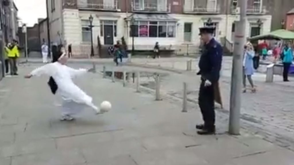 infobaeamerica's tweet photo. El video viral de una monja y un policía en Irlanda jugando a hacer toques con la pelota
https://t.co/ZmkDtm828H https://t.co/QavFmR3zee
