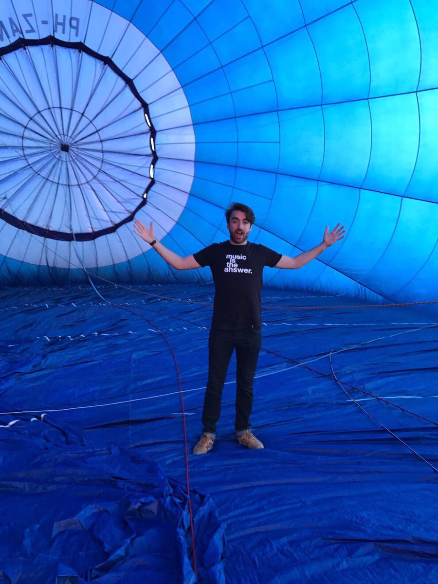 So I guess <a href="/OliverHeldens/">Oliver Heldens 🕺🏻🙌✨/💹🧲</a> just streamed a live set from a hot air balloon?
globaldancemusic.com/post.php?bid=8…