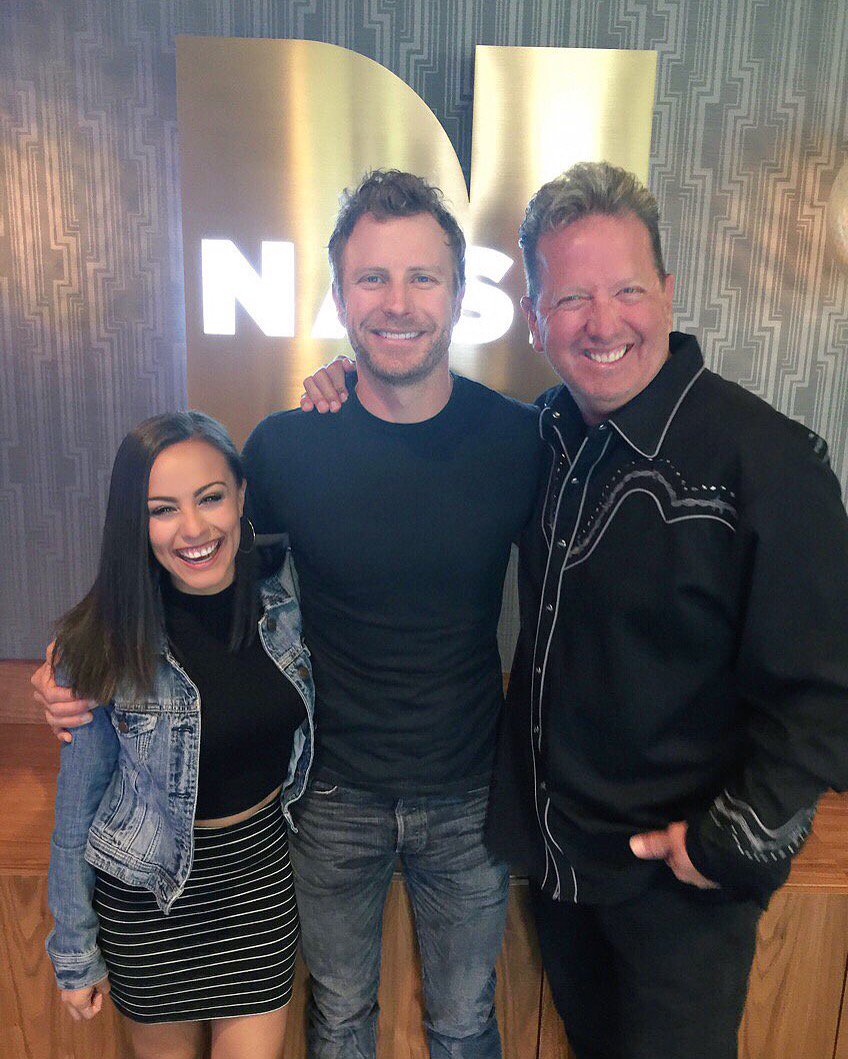 WithElaina's tweet photo. Tonight on #NNL: @DierksBentley checks in for a #NASHInsight and @BradPaisley talks about his #LoveAndWar visual album! https://t.co/QifwzLcIFW